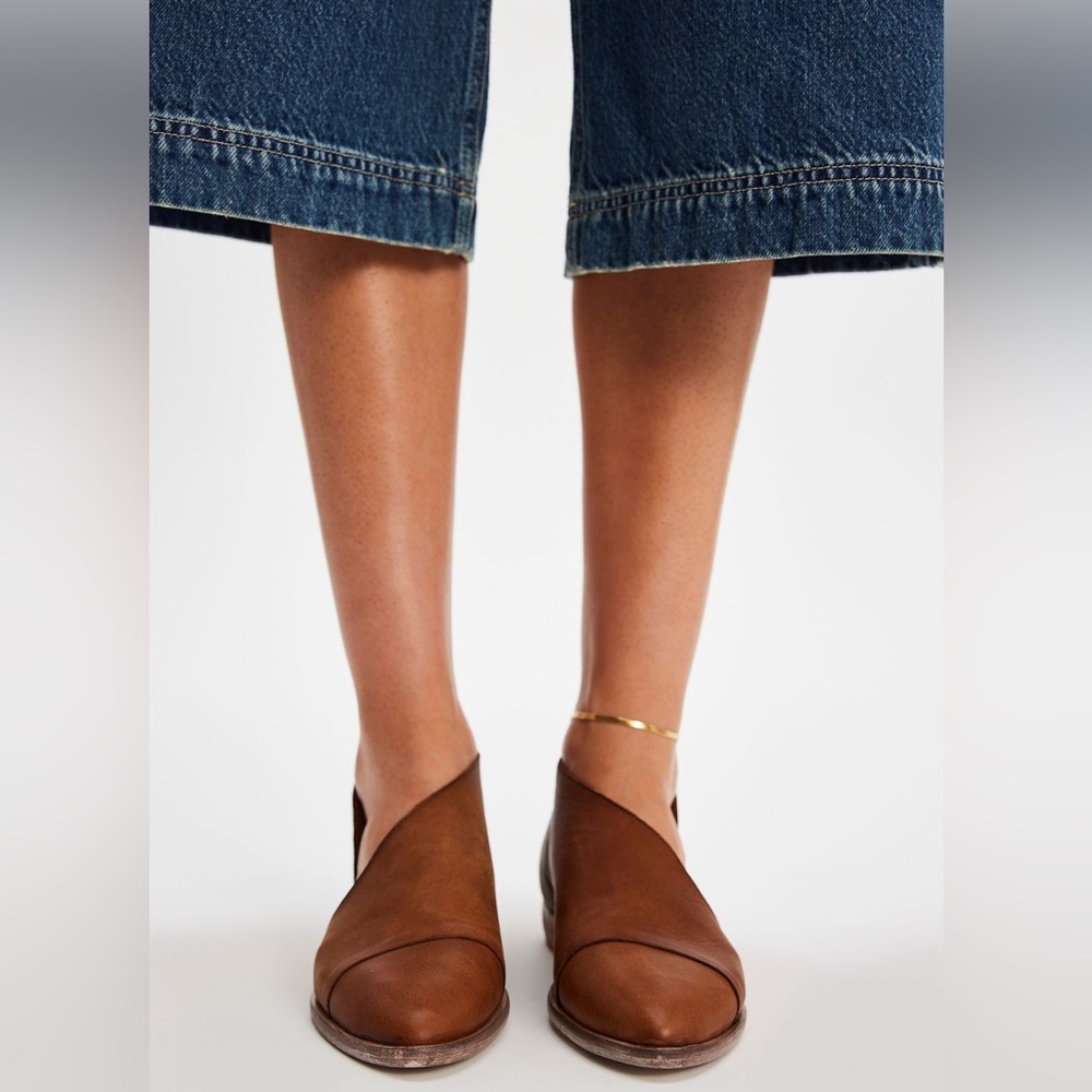 Free People Royale Flat -comes with original box Retails for $198.00